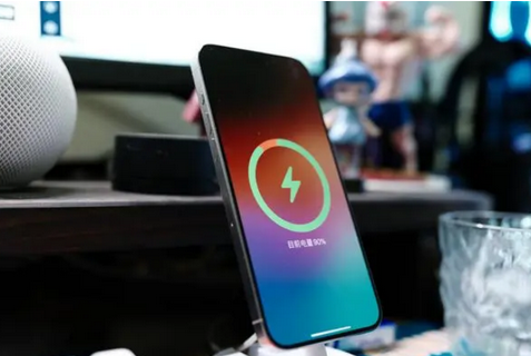双湖苹果15换屏服务分享用什么充电器给iPhone15充电更好 